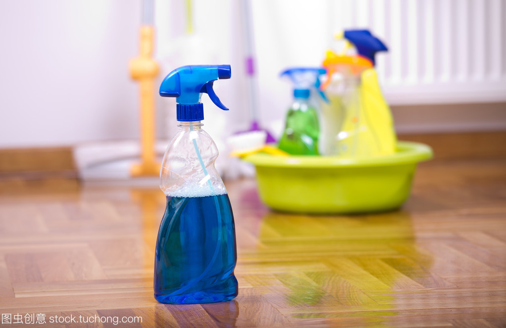 噴霧瓶清洗指南 清潔用品意外灑落地板的應急處理與預防